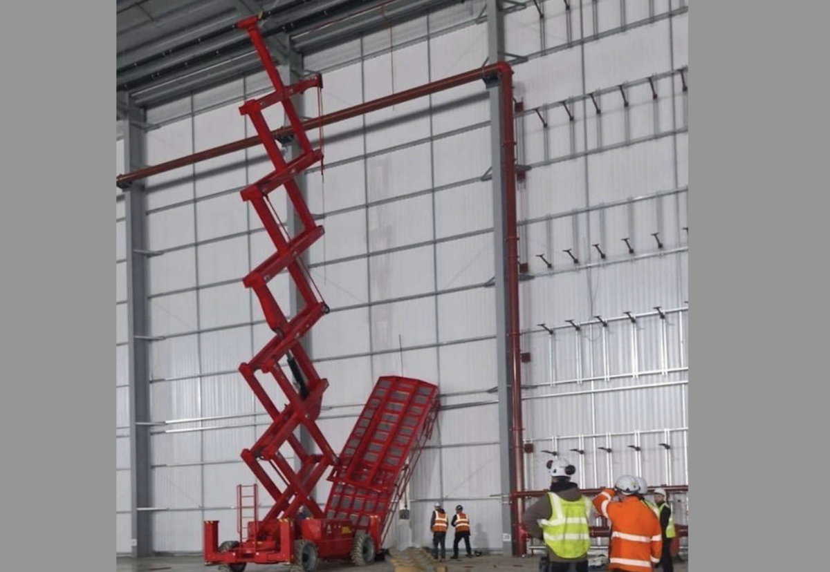 Crollo choc al cantiere Winvic: impalcatura giù dal sollevatore!