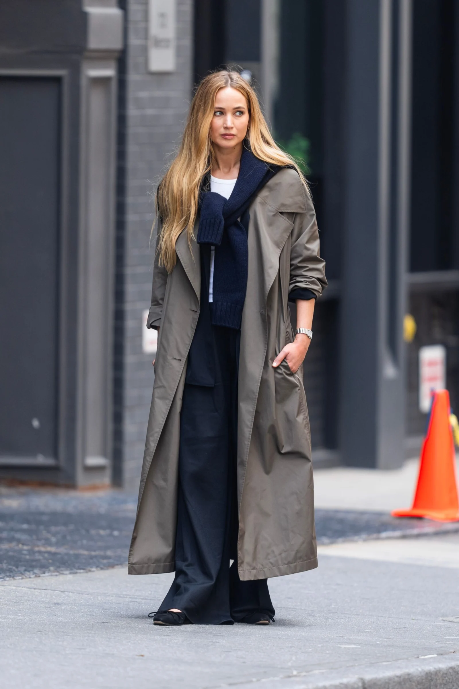 Jennifer Lawrence lancia la moda estiva con le sue sneaker cool!