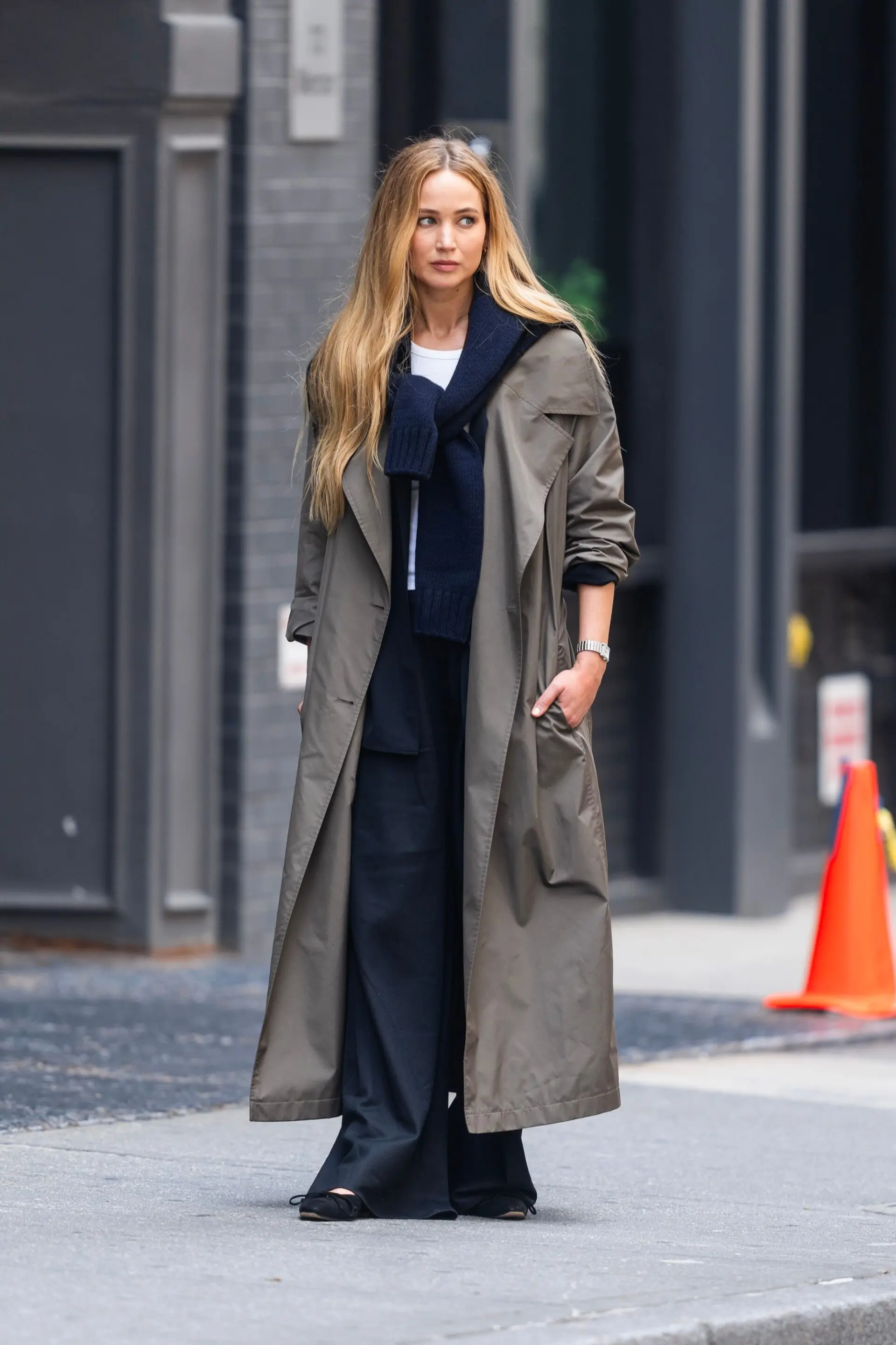 Jennifer Lawrence lancia la moda estiva con le sue sneaker cool!