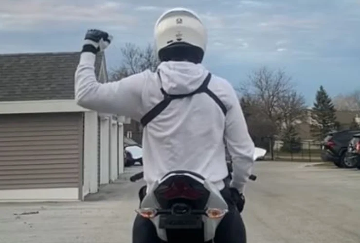 Il pugno alzato dei biker: scopri il suo vero significato!