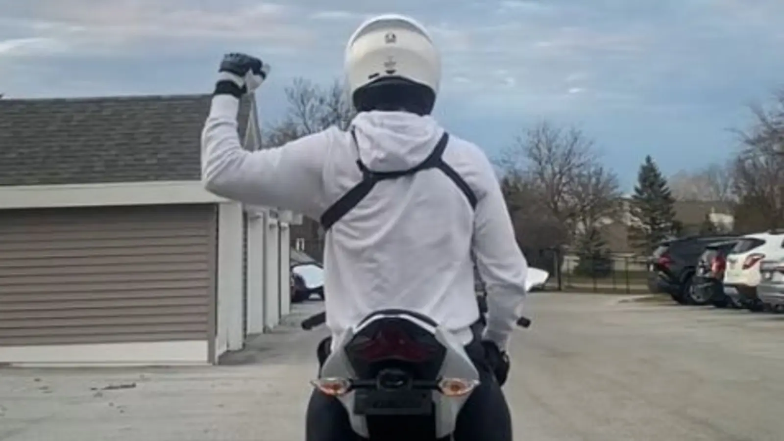 Il pugno alzato dei biker: scopri il suo vero significato!