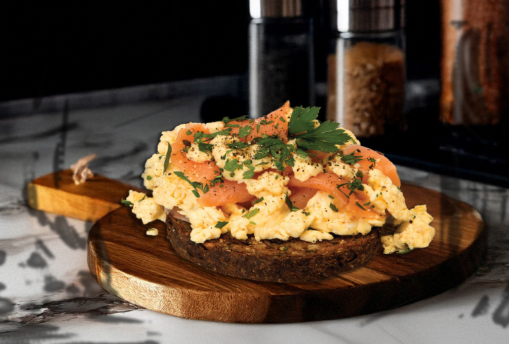 Colazione chic: uova strapazzate e salmone affumicato da provare!