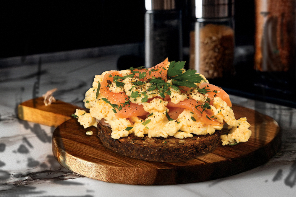 Colazione chic: uova strapazzate e salmone affumicato da provare!