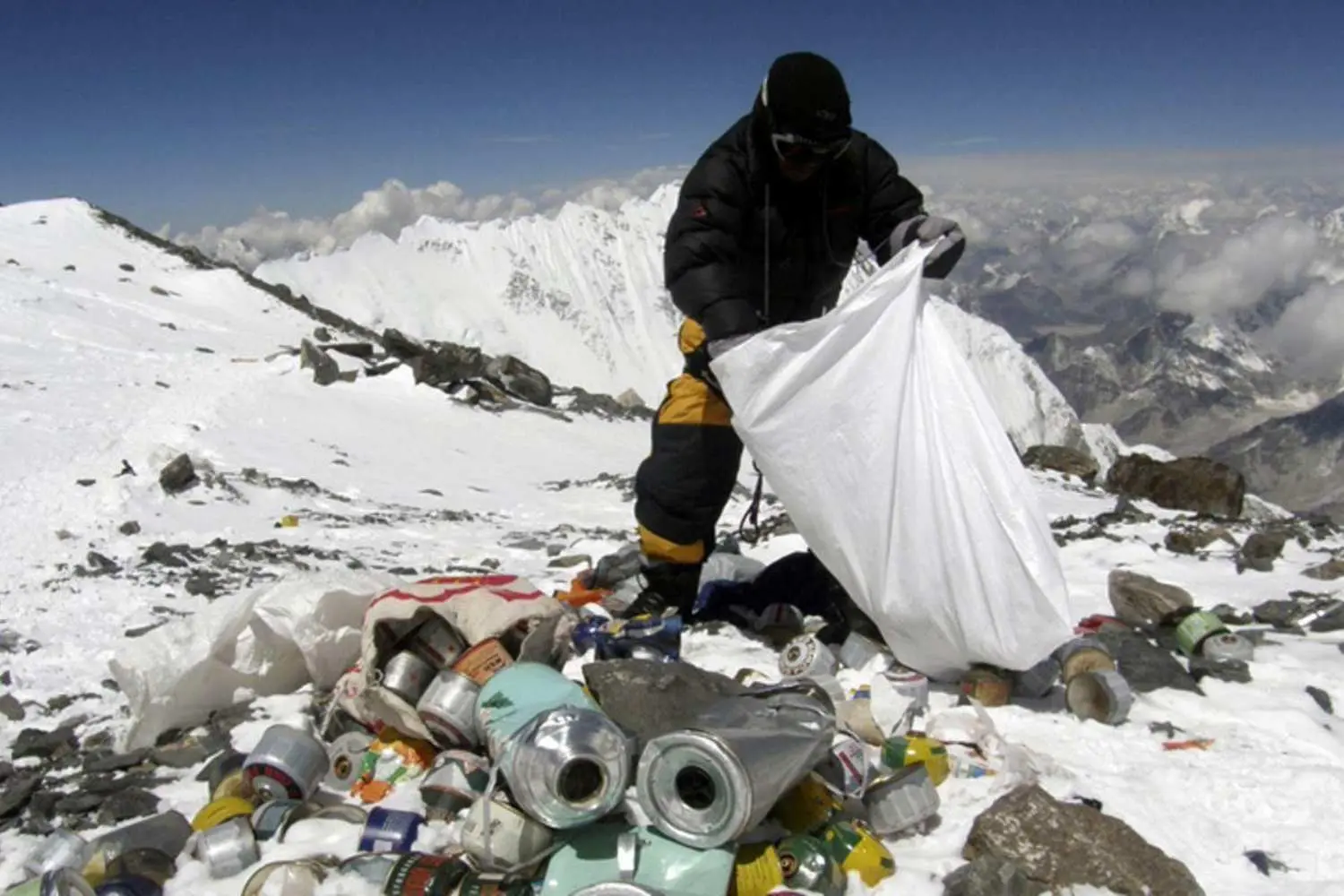 L’Everest diventa una discarica: 240mila litri di rifiuti sul tetto del mondo