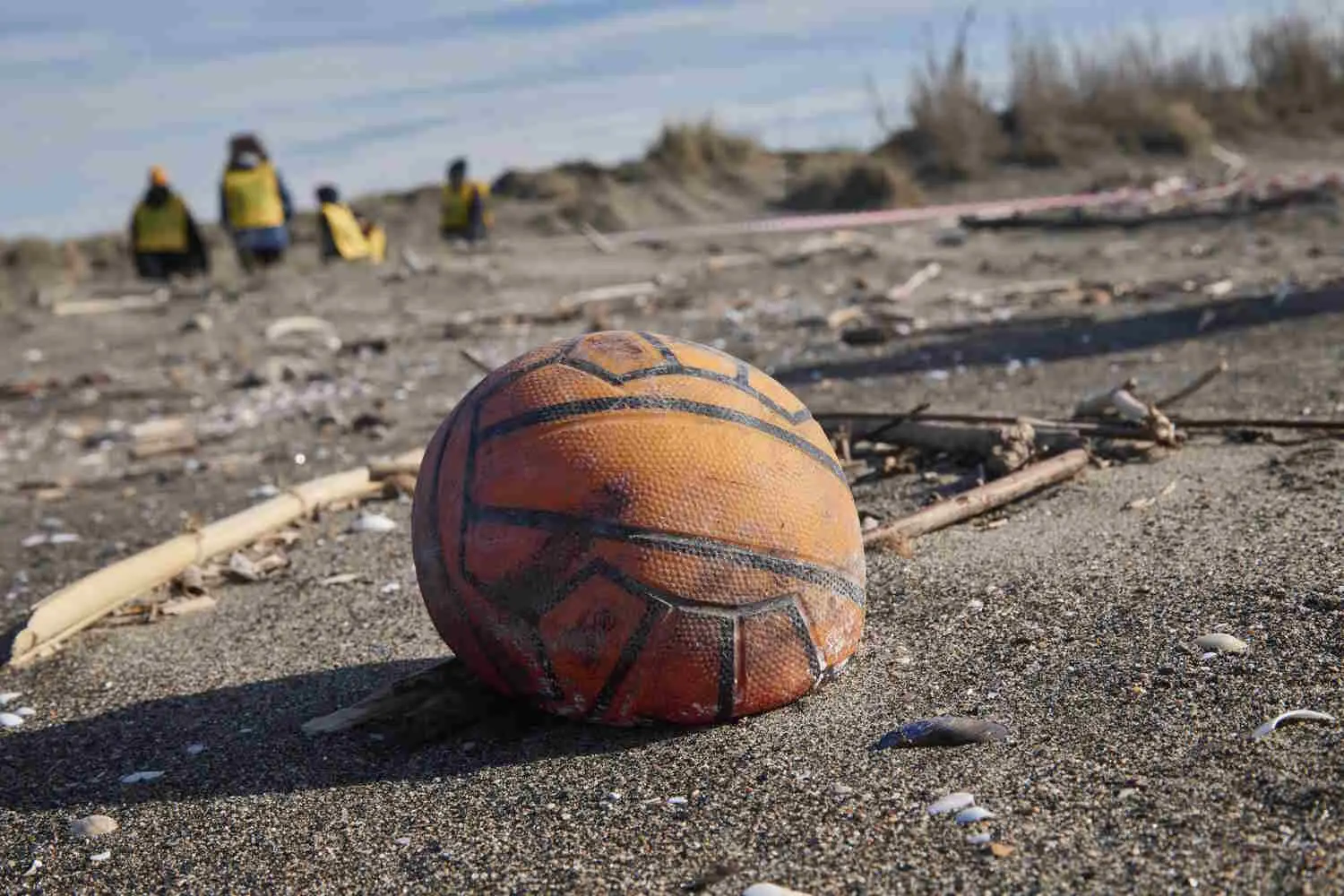 Ondata di rifiuti: ogni 100 metri di spiaggia trovi 900 scarti!