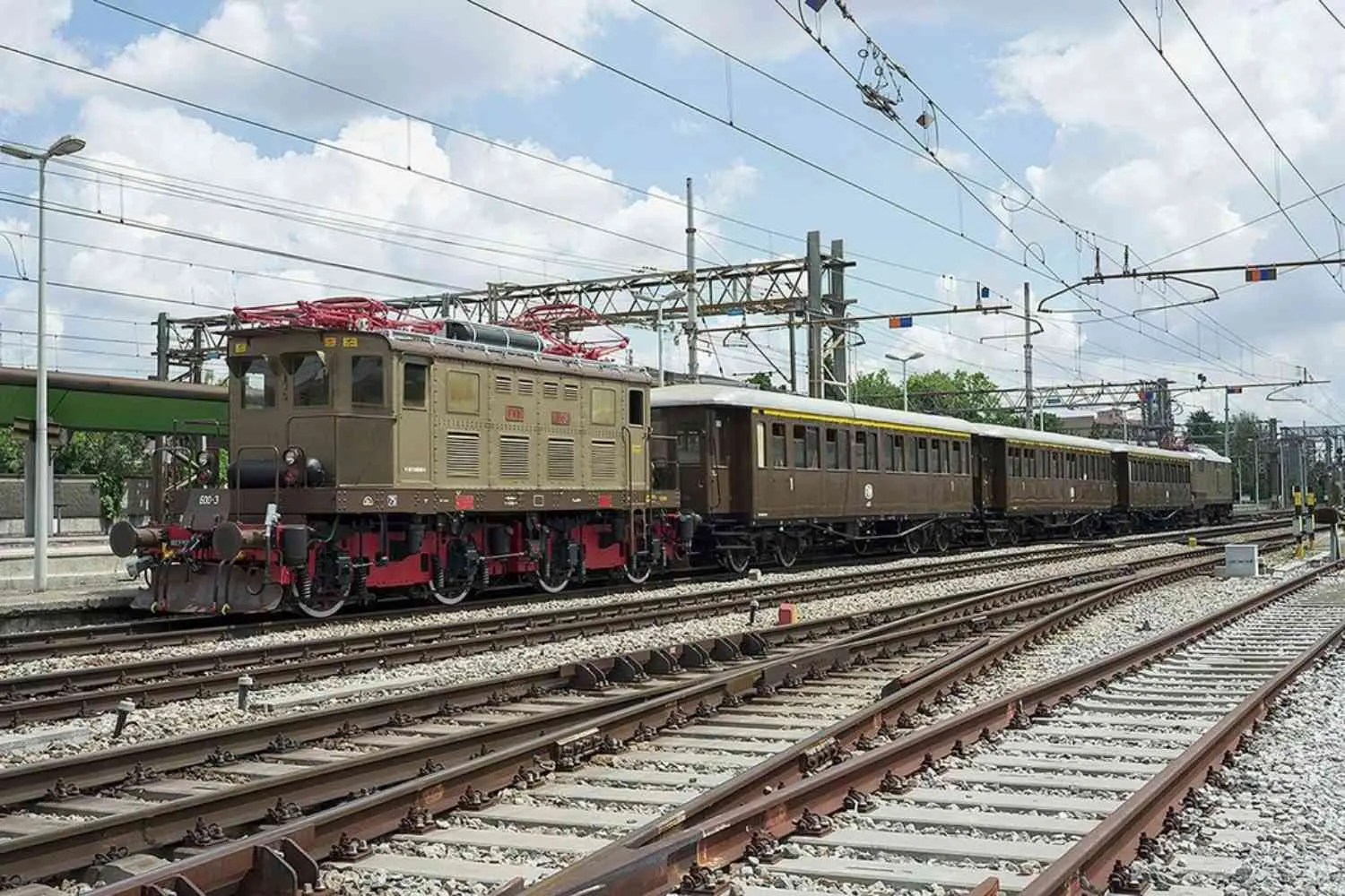 Viaggio nel tempo: scopri l’eleganza dei treni anni ’20!