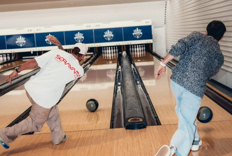 Leclerc e Hamilton brillano al bowling con il team Ferrari!