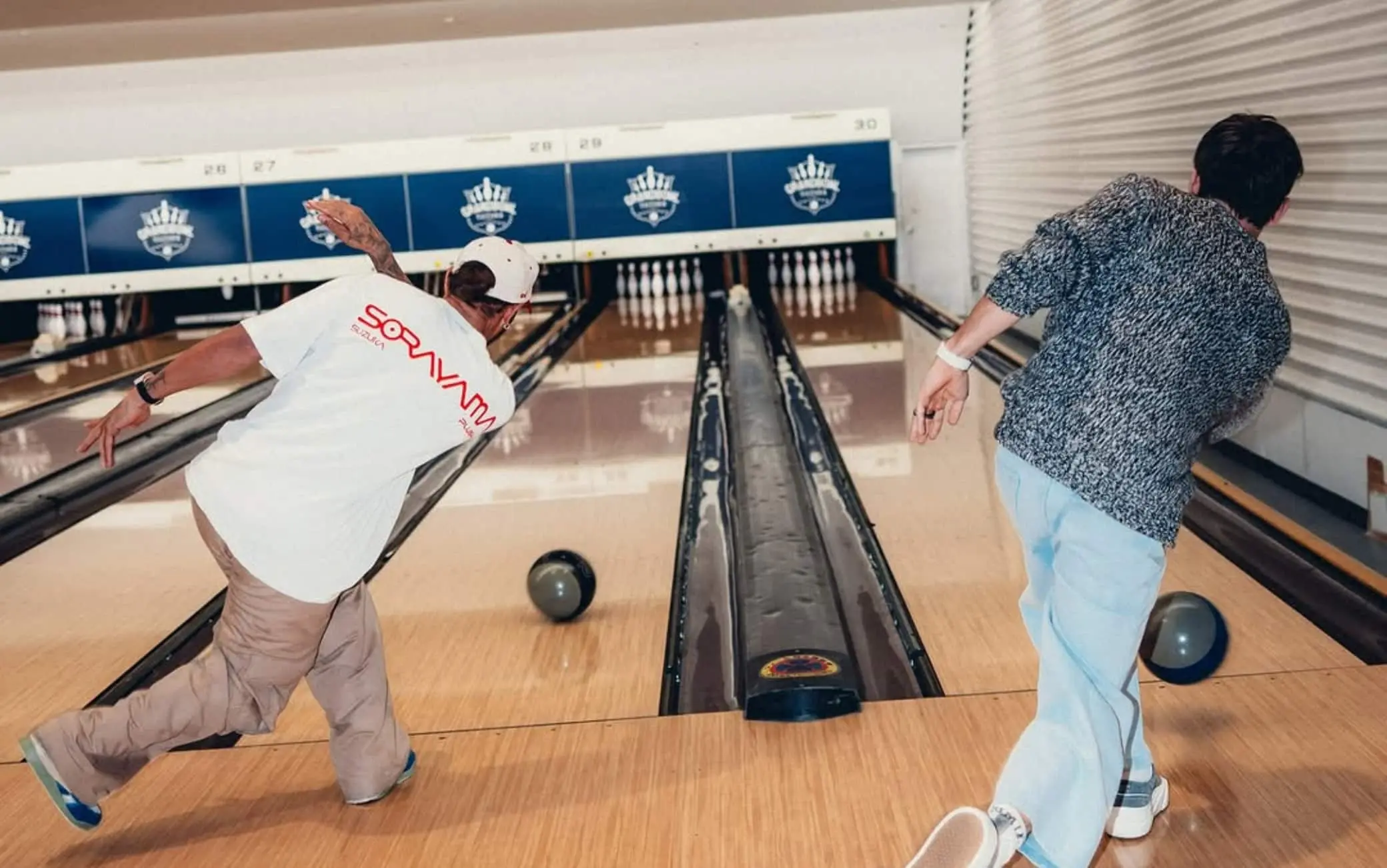Leclerc e Hamilton brillano al bowling con il team Ferrari!