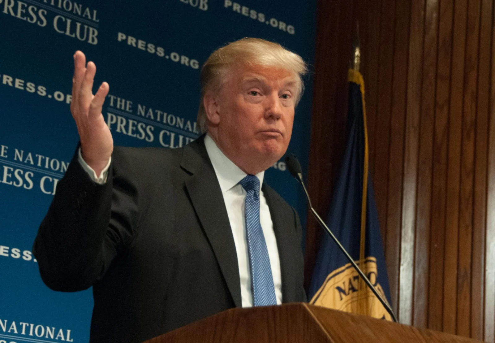 Trump inscena il dramma: mercati in allerta per nuova crisi!