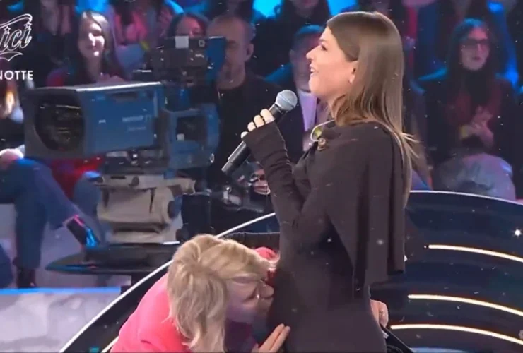 Maria Amoroso conquista il pubblico: il dolce bacio al pancione!