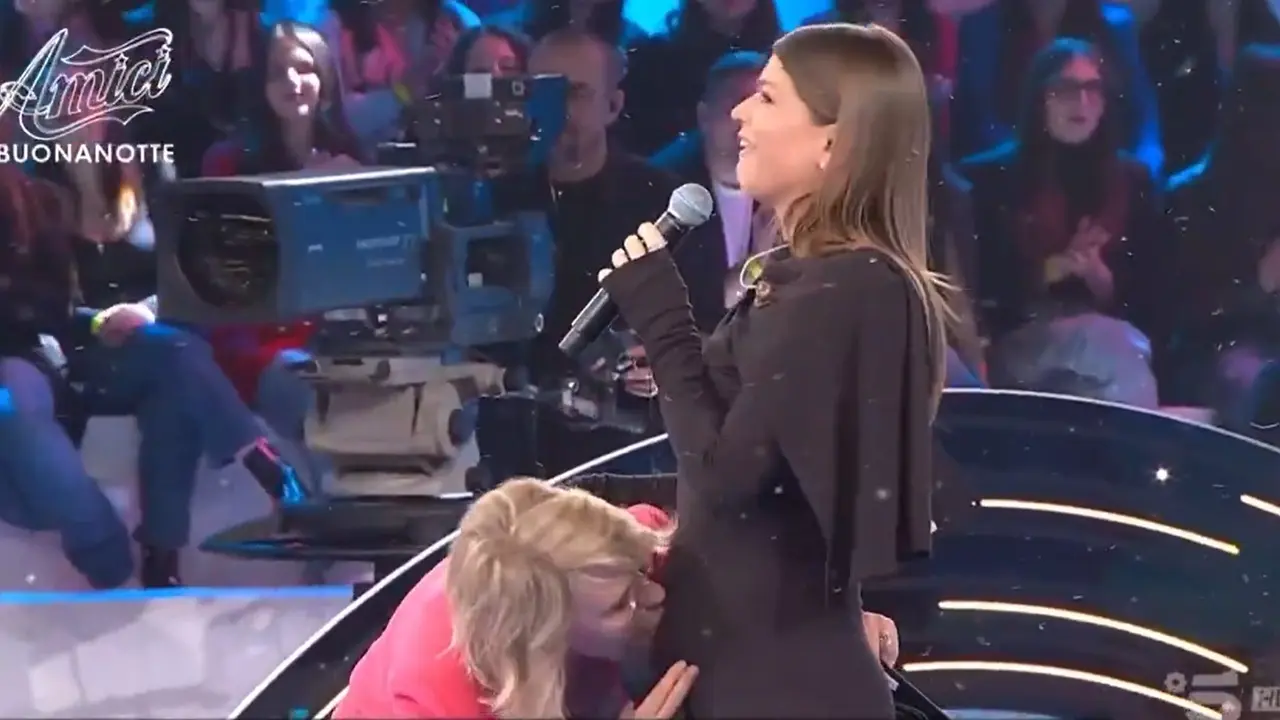Maria Amoroso conquista il pubblico: il dolce bacio al pancione!
