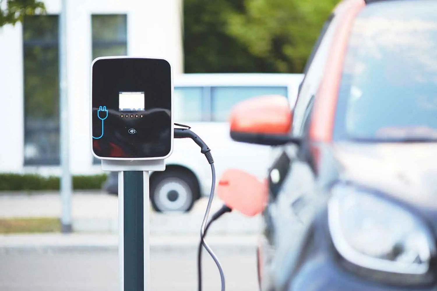 Auto elettriche: se non alimentate da fonti rinnovabili rischiano di peggiorare le emissioni di CO2