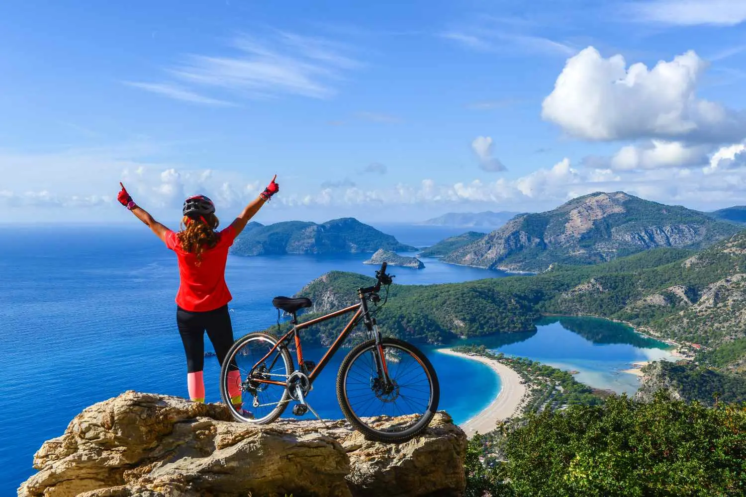 Viaggiare in bici nel 2025: il cicloturismo per salvare i territori
