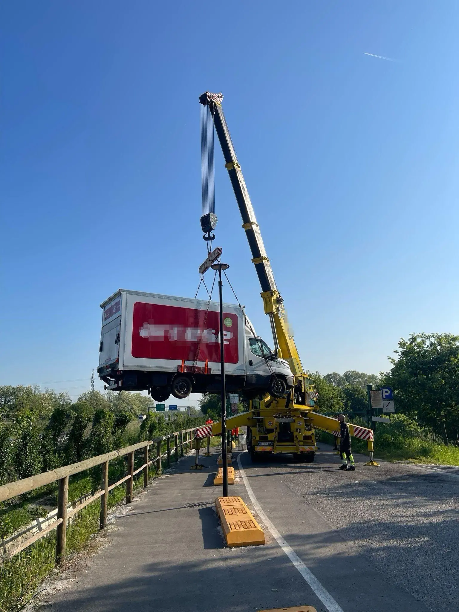 Autocarro si schianta in tangenziale a Brugherio: intervento della gru