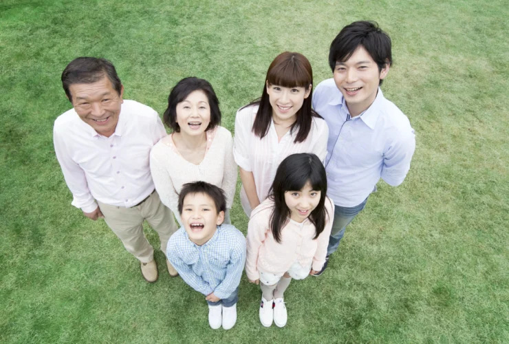 Famiglia sorridente, ma il prezzo del quadro è shock: cosa è successo?