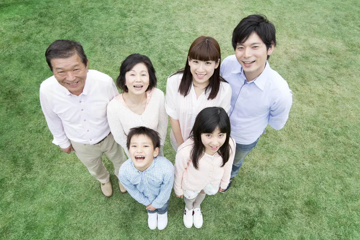 Famiglia sorridente, ma il prezzo del quadro è shock: cosa è successo?
