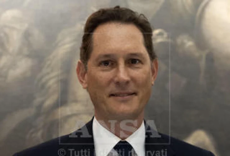 Ricavi Stellantis in diminuzione, incertezze sui dazi bloccano stime