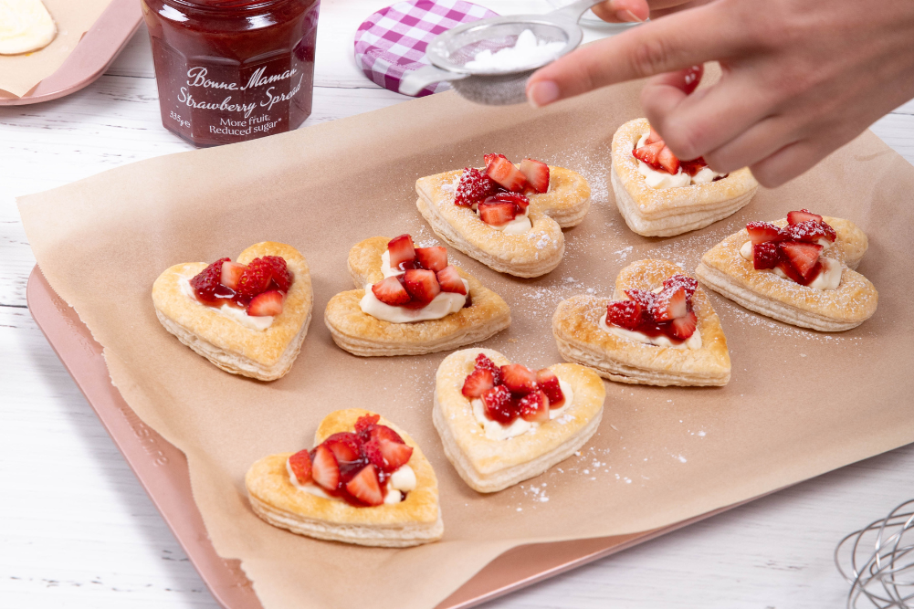 Dolcetti a base di panna e fragole: i deliziosi bignè rosa