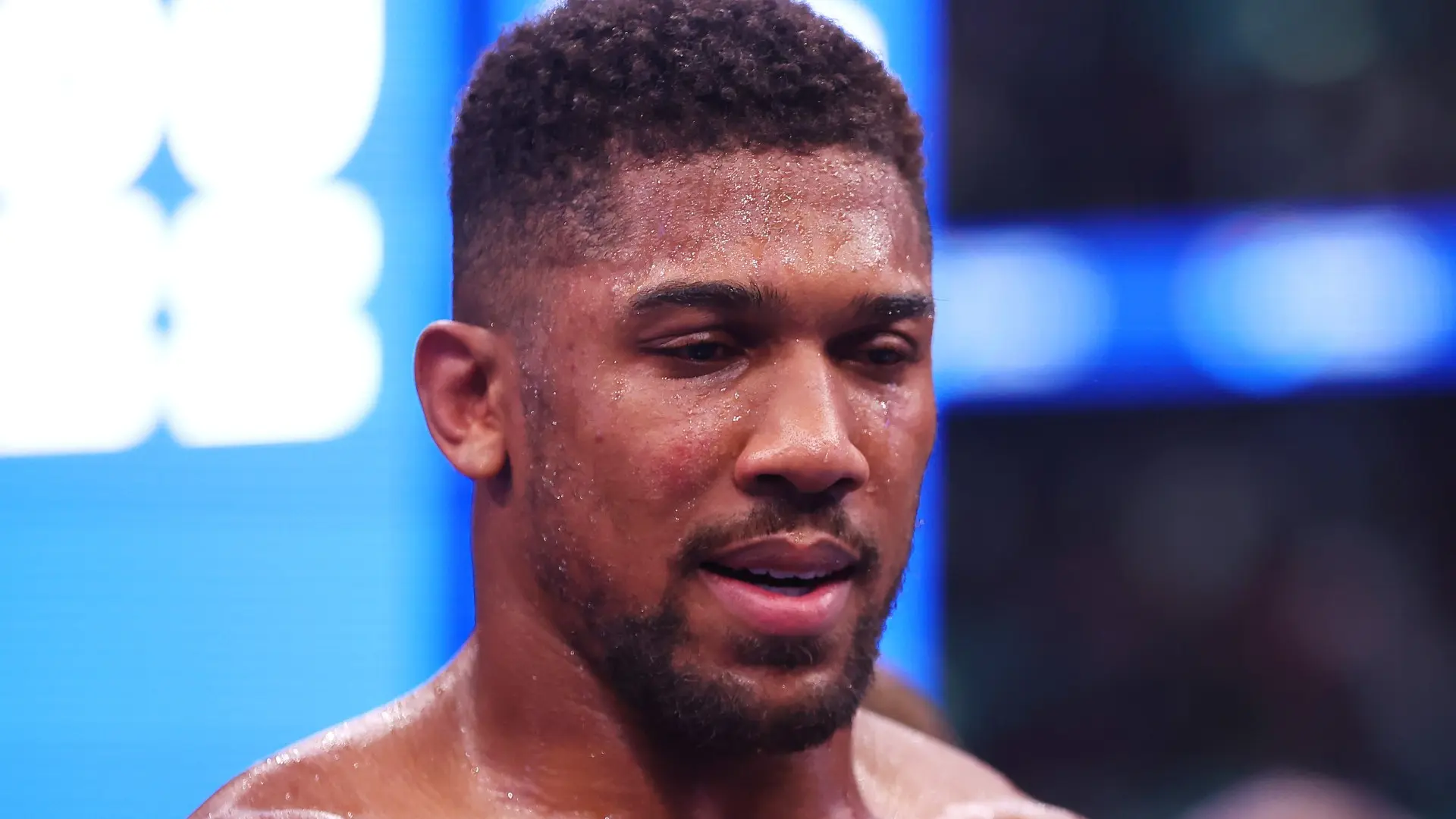 Anthony Joshua si appresta a un intervento chirurgico: ritorno posticipato