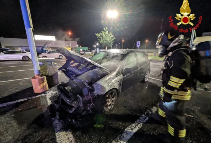 L’auto abbandonata prende fuoco di notte a Pieve Fissiraga