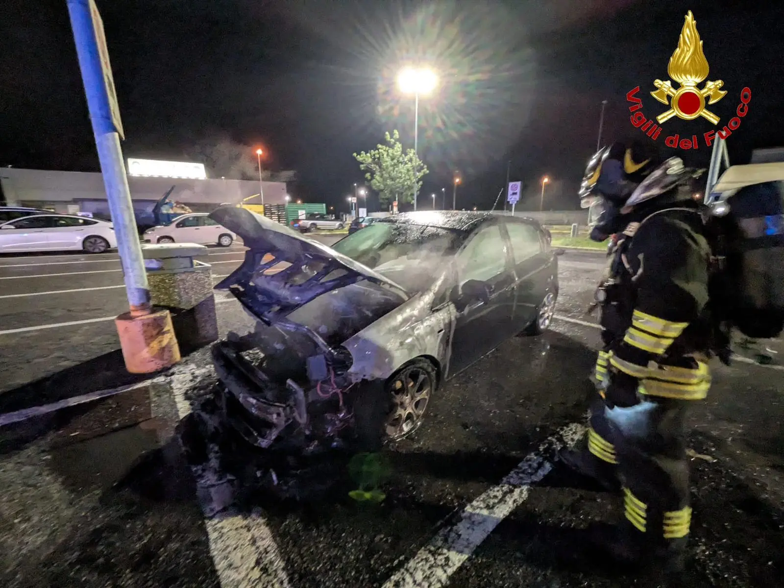 L’auto abbandonata prende fuoco di notte a Pieve Fissiraga