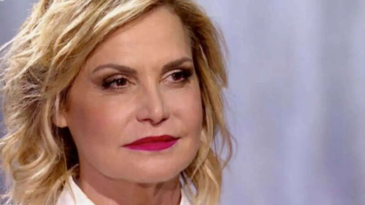 Simona Ventura all’Isola: il mistero dello stipendio ridotto