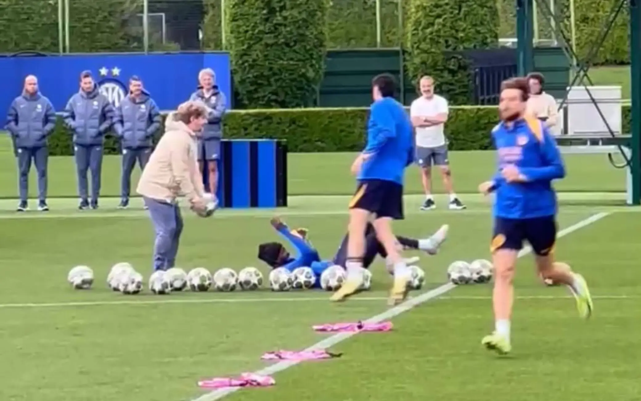 Inzaghi e Bastoni si divertono prima di Inter-Barça