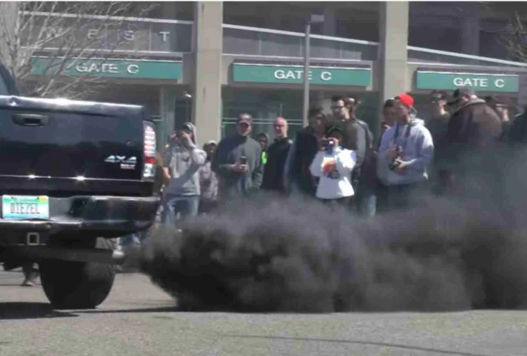 La pericolosa moda del rolling coal: piccole fabbriche di smog