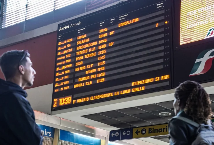 Oggi si fermano i treni, ma aerei volano dopo revoca sciopero