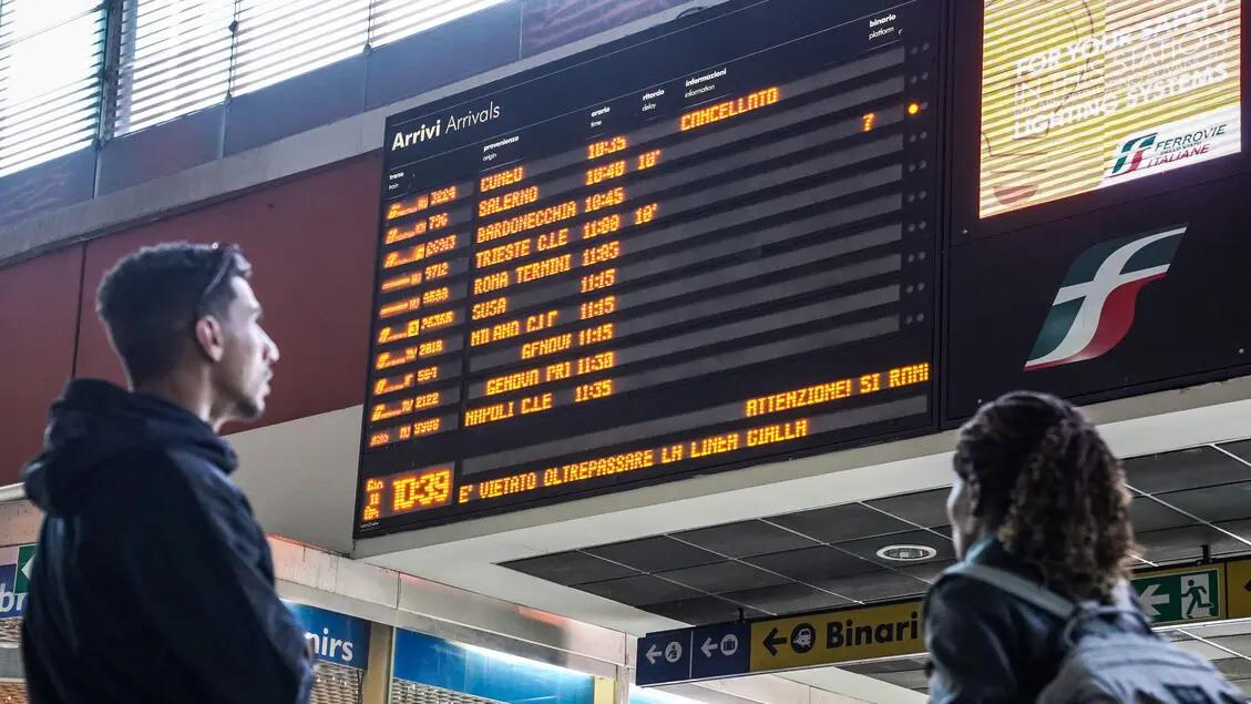 Oggi si fermano i treni, ma aerei volano dopo revoca sciopero