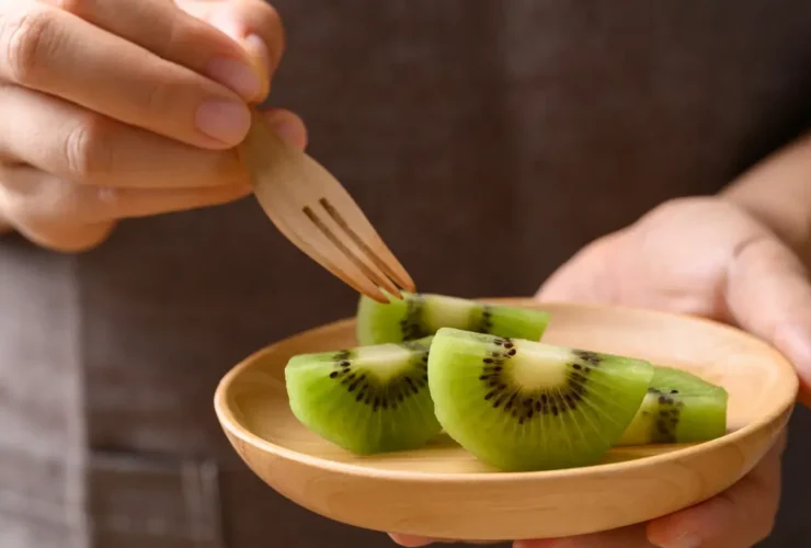 Il kiwi aiuta a dormire meglio: scopri i benefici anti-insonnia