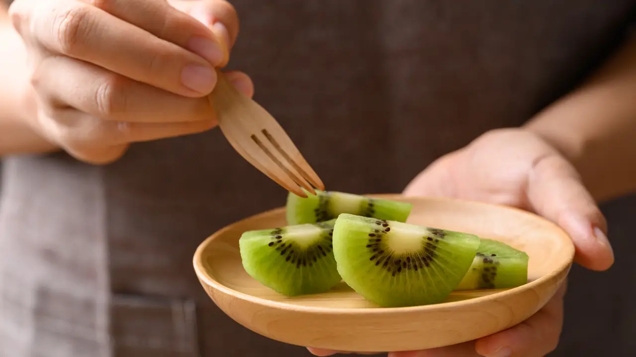 Il kiwi aiuta a dormire meglio: scopri i benefici anti-insonnia