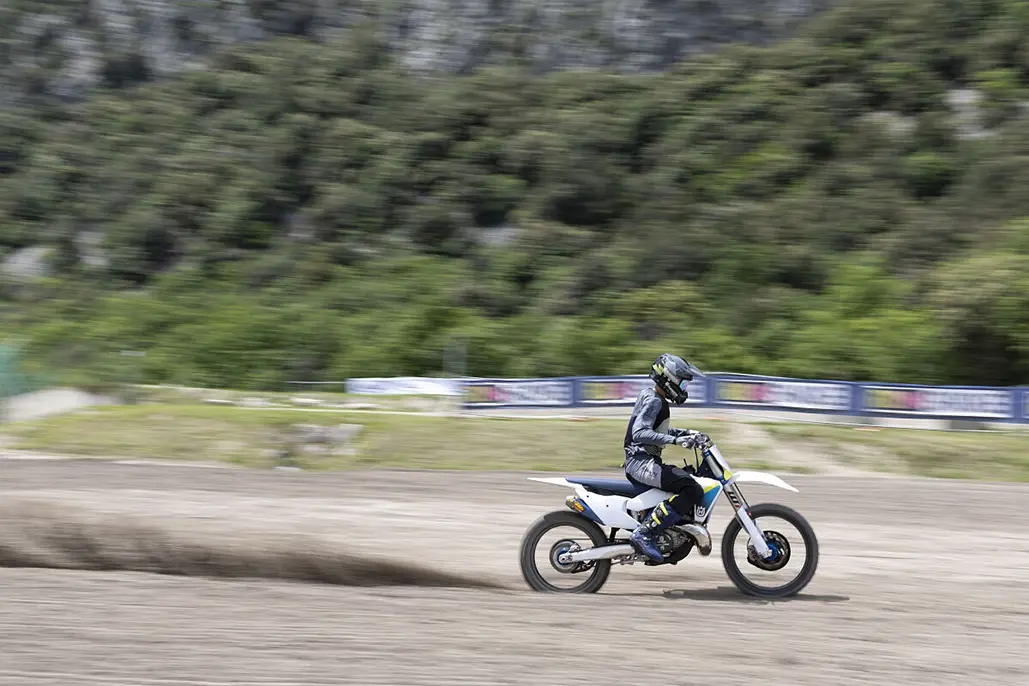 Scopri le nuove moto offroad a due tempi Husqvarna a Ridin’ Smoke 2025