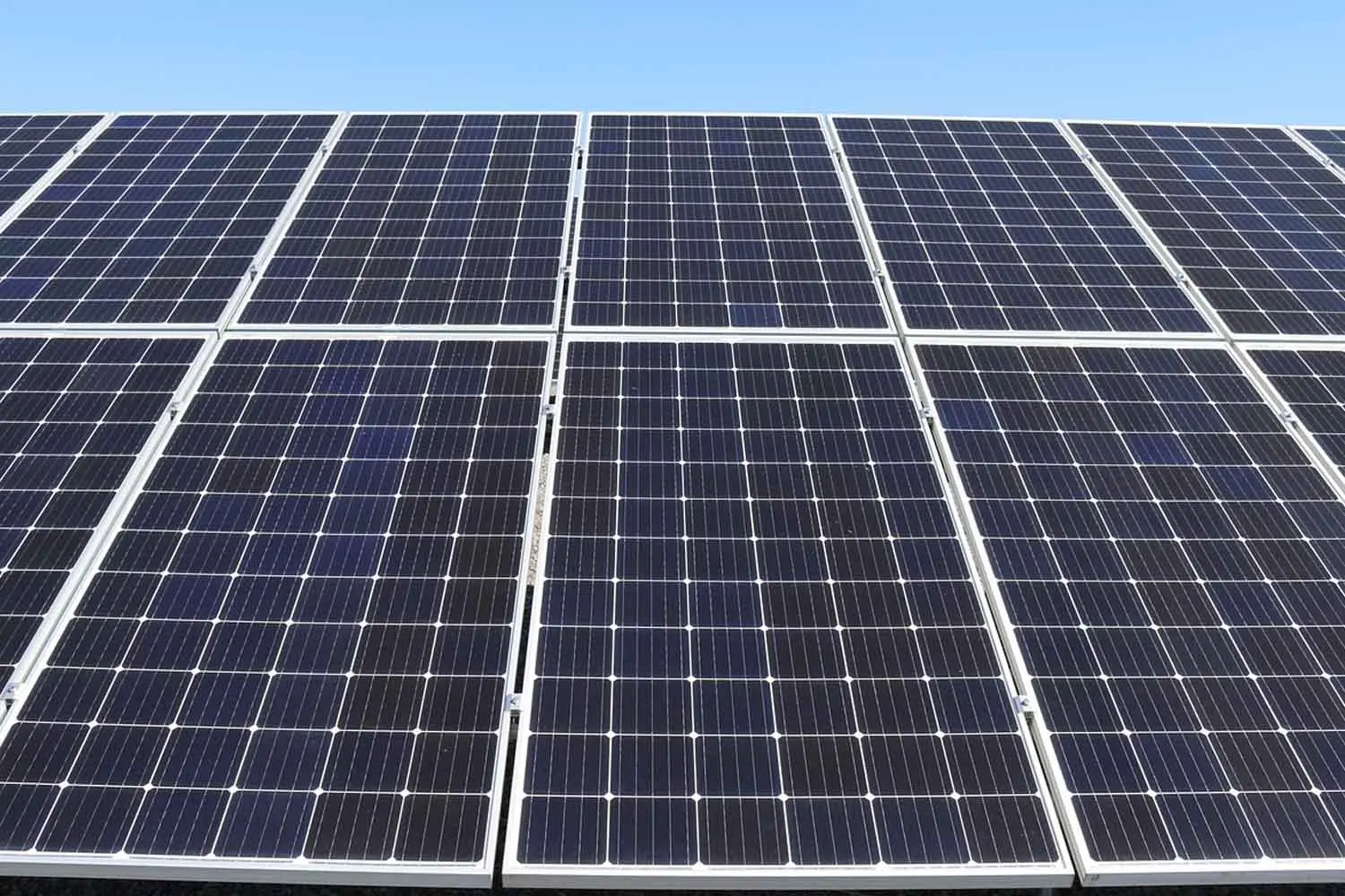 Energia gratuita in Italia per sei ore: scopri le ragioni del crollo