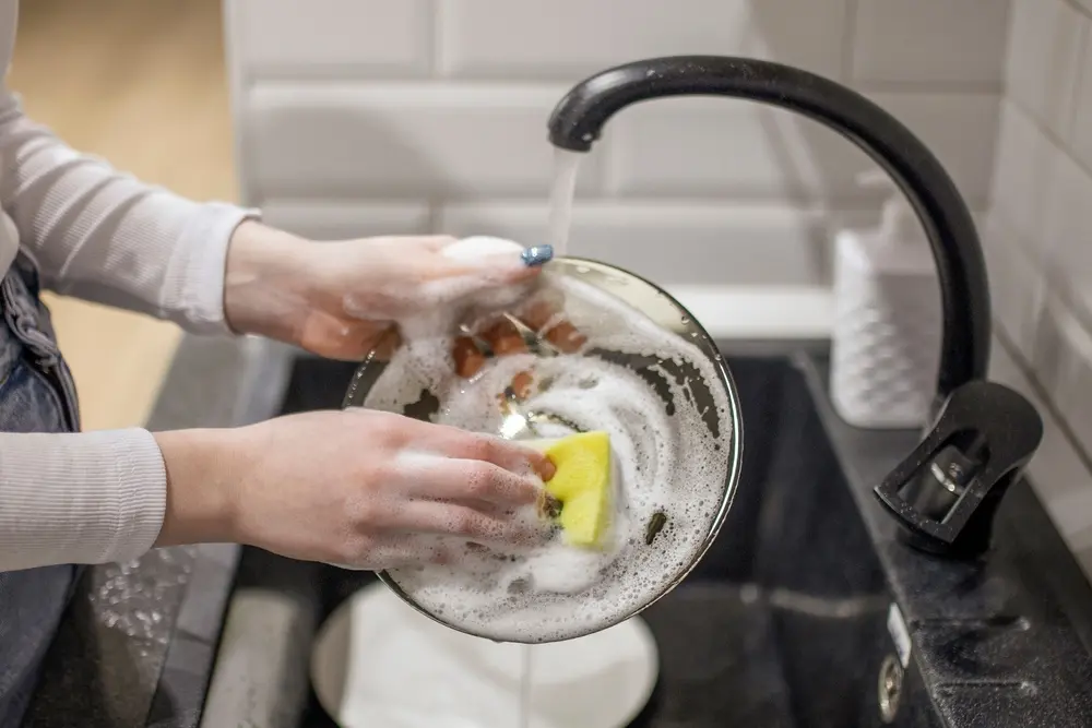 Dì addio alla spugna: preferisci una spazzola in cucina per igiene