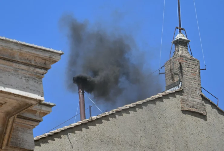 Il conclave: fumée nera al Vaticano, nuove votazioni per il papa