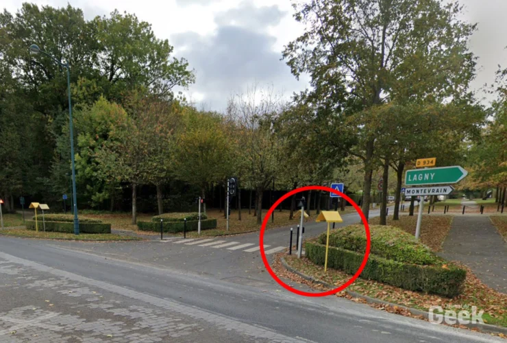 Cosa indica il palo con il triangolo sopra lungo le strade?