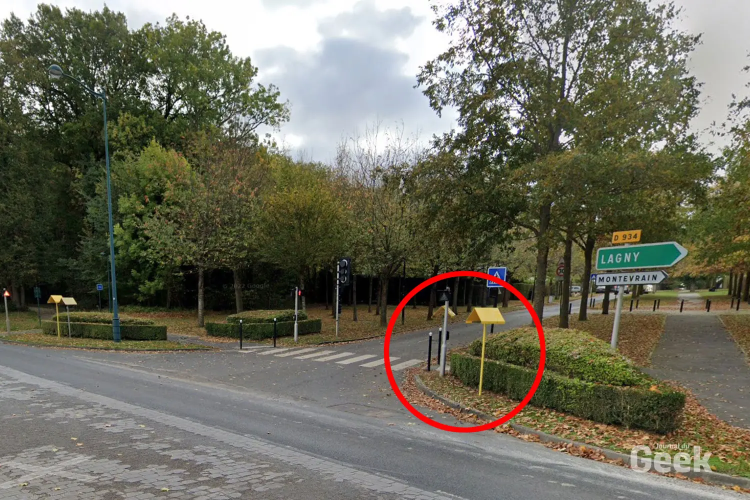 Cosa indica il palo con il triangolo sopra lungo le strade?