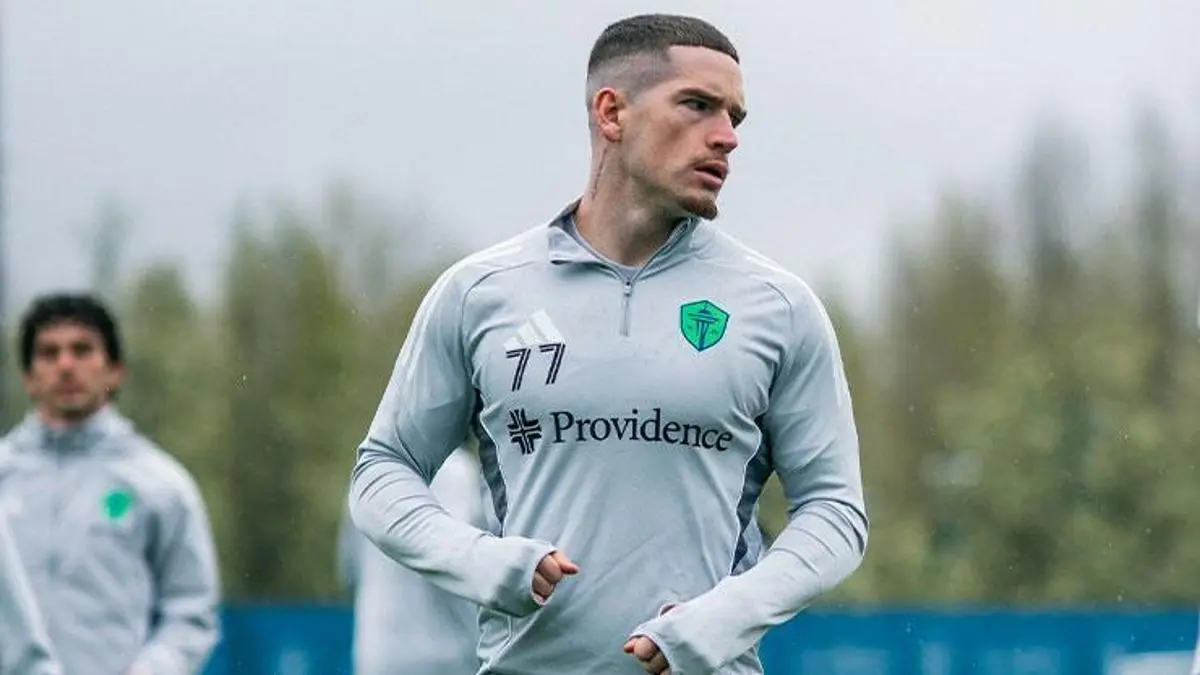 Ryan Kent sorprende con un assist dopo un dribbling su un compagno