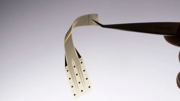 Inbrain sfida Neuralink: impianti cerebrali oltre la medicina?