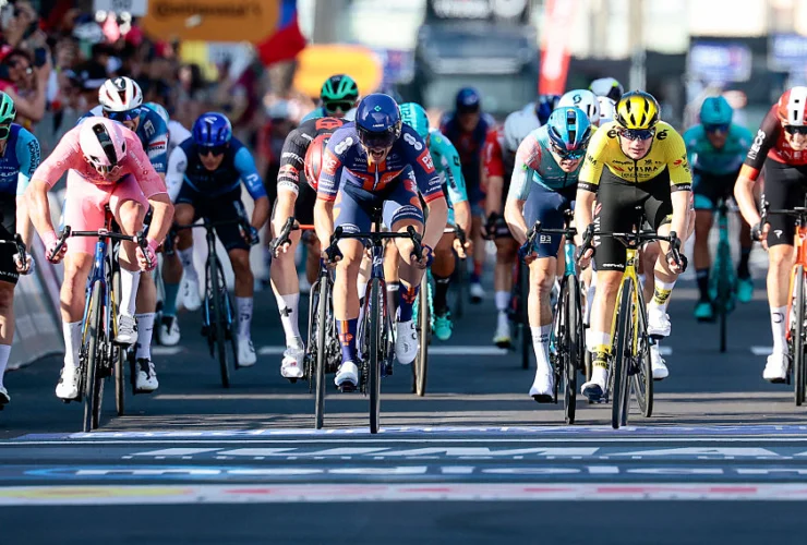 Giro d’Italia tappa 4, sprint puro in arrivo sulle strade di Lecce