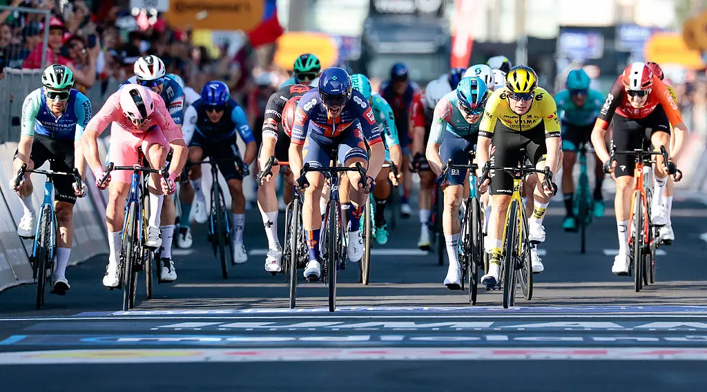 Giro d’Italia tappa 4, sprint puro in arrivo sulle strade di Lecce