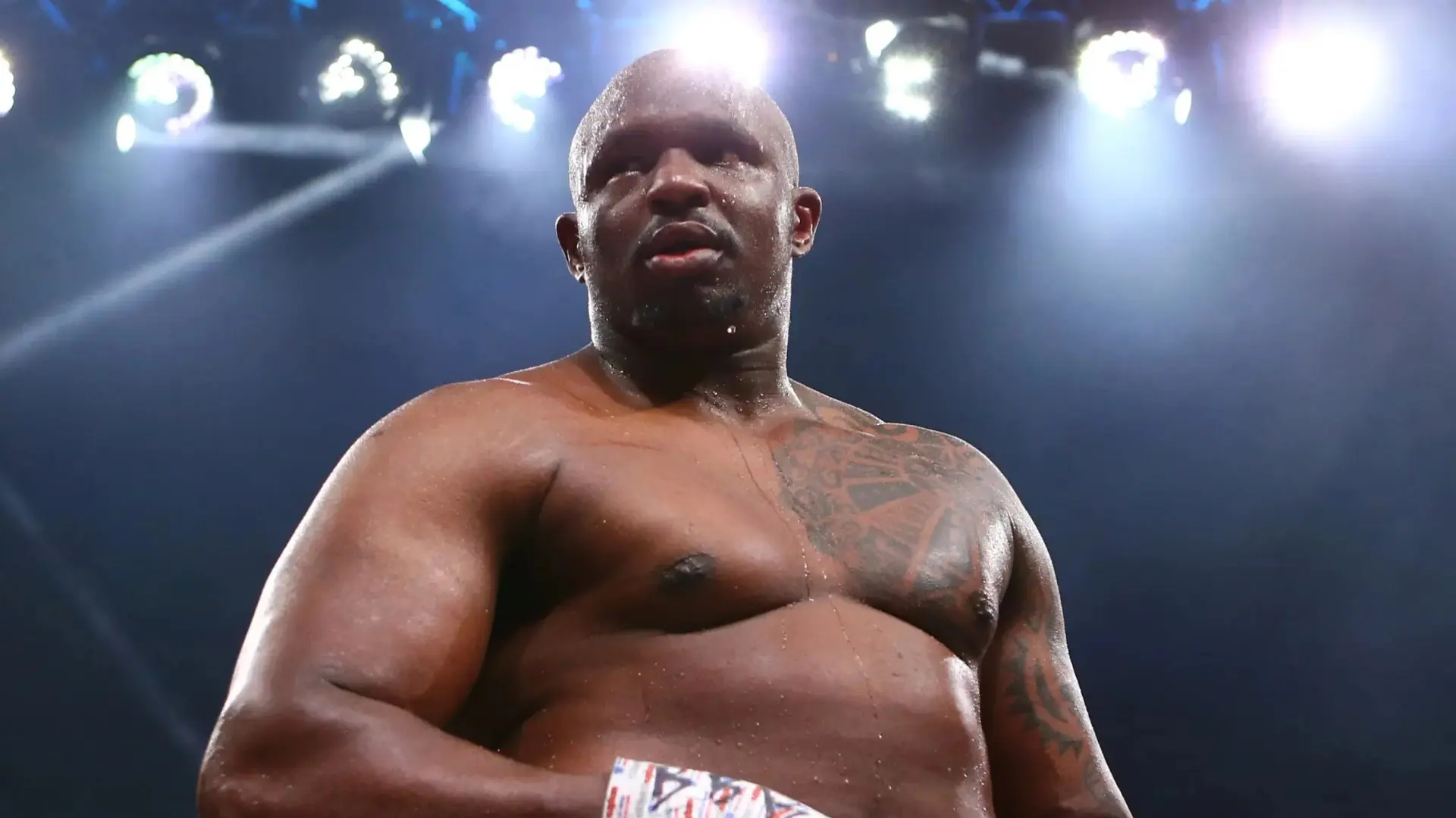 Dillian Whyte torna a sorpresa nel ring con match clou dello stadio