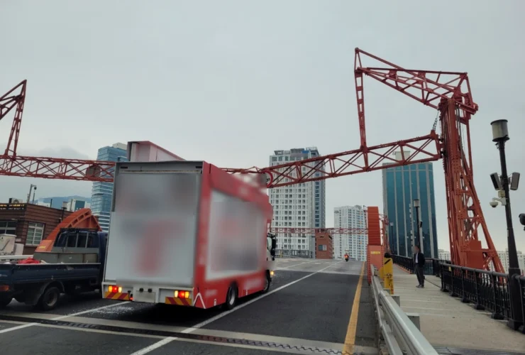 Il veicolo per il comizio danneggia le barriere di altezza sul ponte Yeongdo a Busan