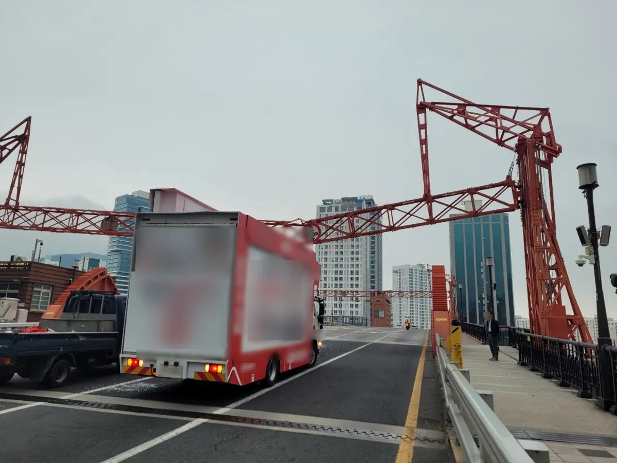 Il veicolo per il comizio danneggia le barriere di altezza sul ponte Yeongdo a Busan