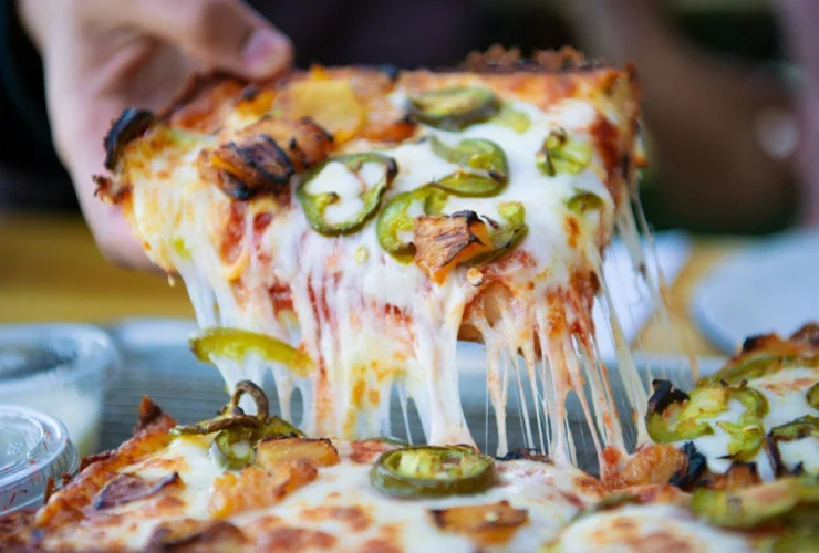 Ho scoperto come gli italiani tagliano davvero la pizza senza usare la rotella