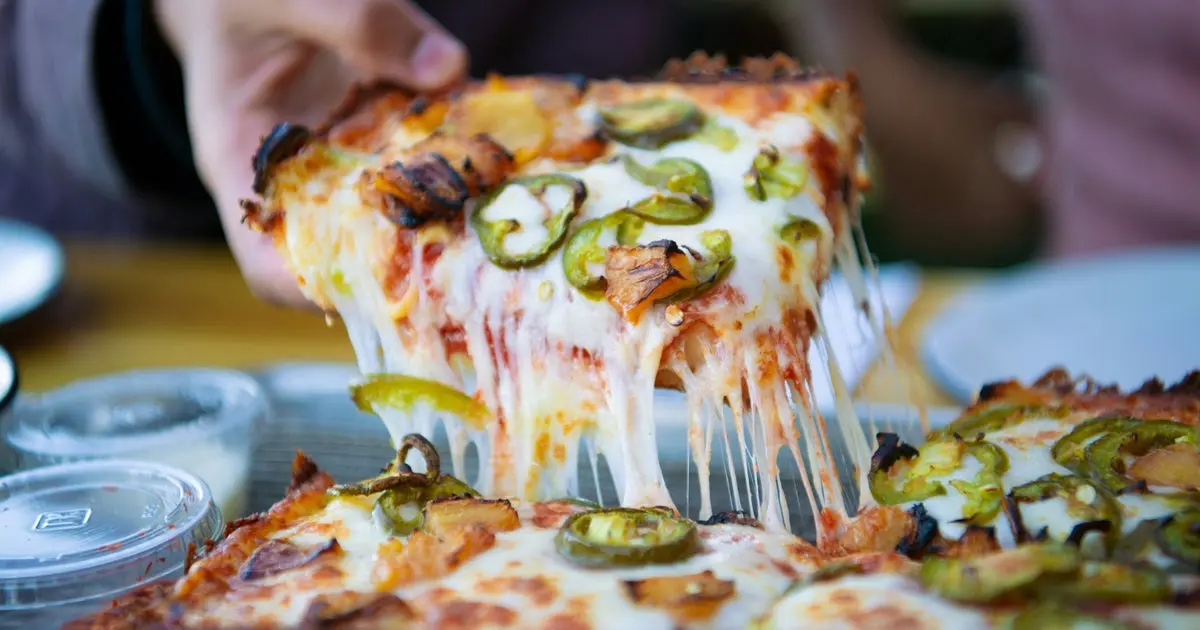 Ho scoperto come gli italiani tagliano davvero la pizza senza usare la rotella