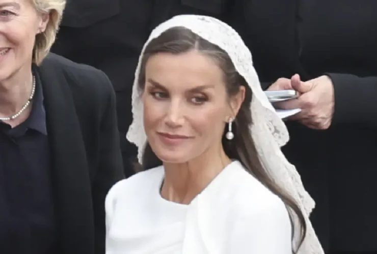 Pilar Eyre racconta la mantilla di Letizia e le tradizioni di Roma