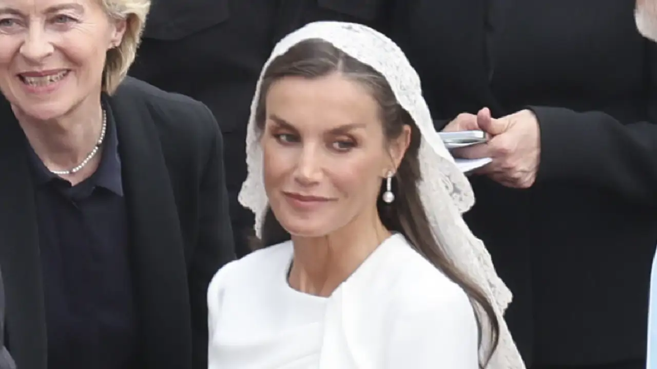 Pilar Eyre racconta la mantilla di Letizia e le tradizioni di Roma