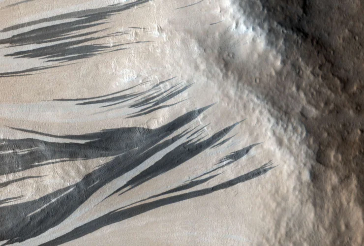 Striature su Marte: nuove prove contro la presenza di acqua liquida